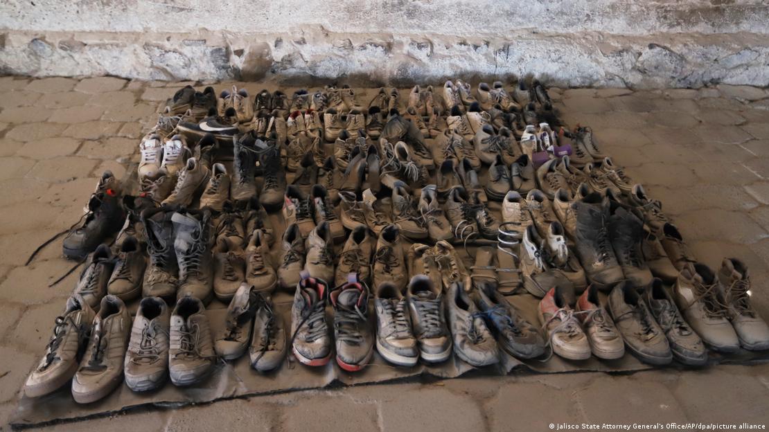 Zahlreiche, in Reih und Glied aufgestellte Schuhe, die auf der mexikanischen Ranch entdeckt wurden