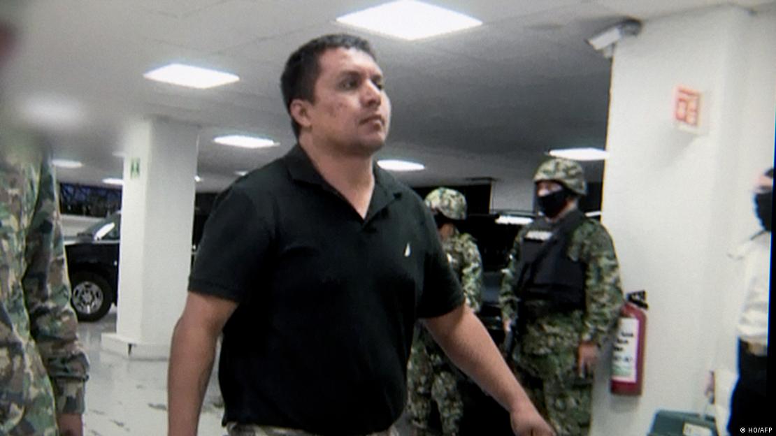 El 'Z-40' es escoltado por infantes de Marina a su llegada a la SEIDO, la Subprocaduría Especializada de Investigación de Delincuencia Organizada.