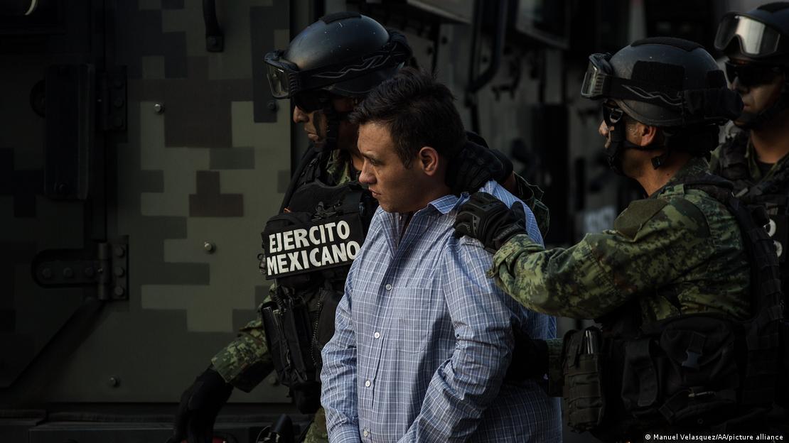 Omar Treviño Morales wird von zwei mexikanischen Soldaten abgeführt