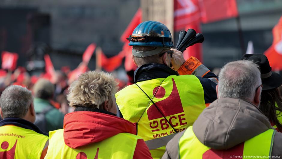 Rząd planuje cięcia świadczeń. Związki zawodowe grożą strajkami