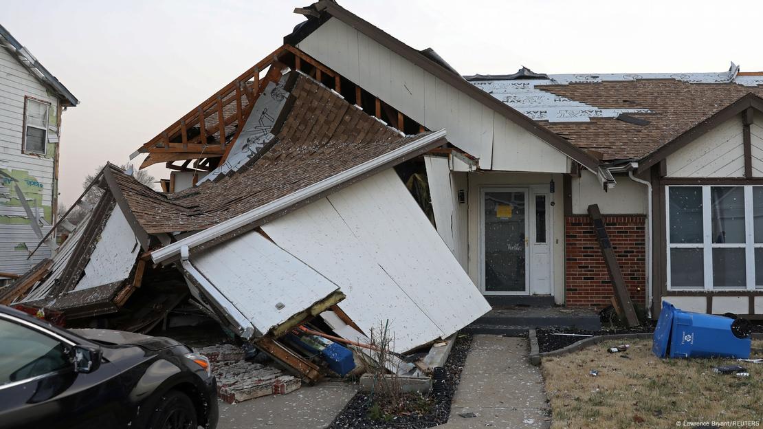 El tejado de una casa se derrumbó sobre un garaje después de que un tornado tocara tierra en Florissant, Misuri, EE.UU., el sábado (15.03.2025). El tejado de una casa se derrumbó sobre un garaje después de que un tornado tocara tierra en Florissant, Misuri, EE.UU., el sábado (15.03.2025).