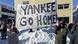 Demonstranten mit einem Banner "Yankee go home" Demonstranten mit einem Banner "Yankee go home"