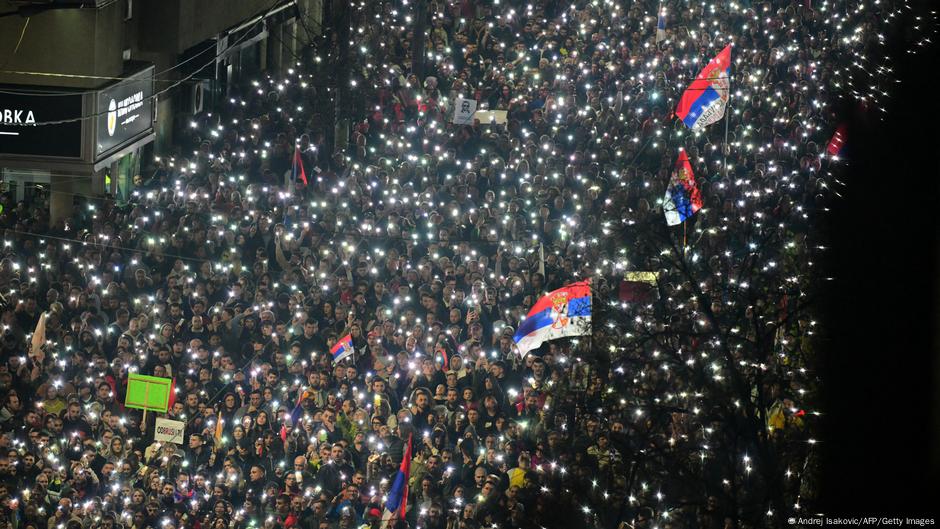 Odavanje pošte žrtvama u Novom Sadu na protestu u Beogradu naglo je prekinuto