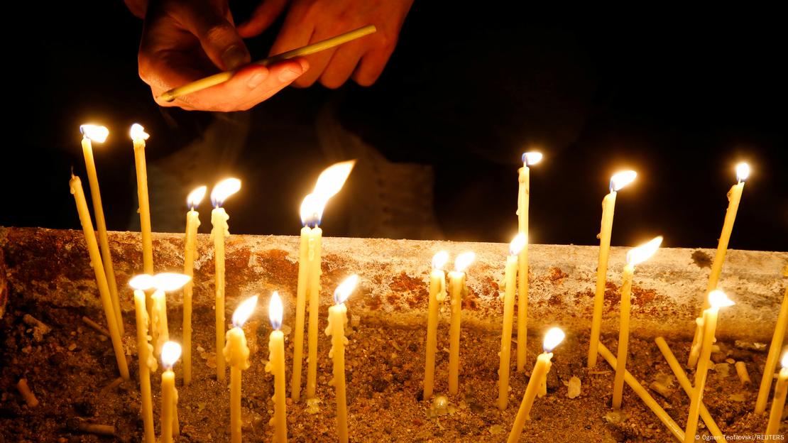 Κεριά στη μνήμη των νεκρών της τραγωδίας