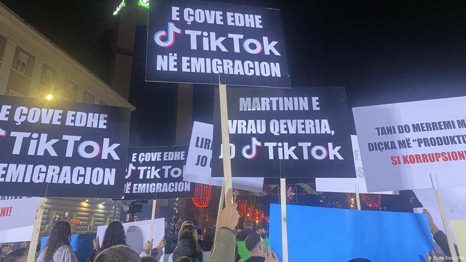 Ljudi u glavnom gradu Albanije Tirani protestovali su u subotu uveče zbog najave Vlade da će zabraniti TikTok