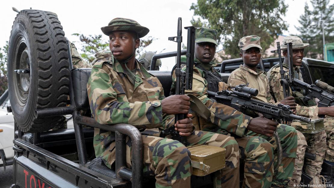 Rebeldes da milícia M23 armados com fuzis e vestidos com roupa camuflada
