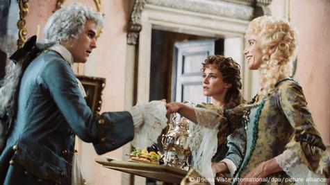 Skenë nga filmi "Casanova", djaloshi elegant duke biseduar me dy zonja Skenë nga filmi "Casanova", djaloshi elegant duke biseduar me dy zonja