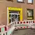Deutschland NRW | Absperrung vor einem geschlossenen Postbank-Finanzcenter