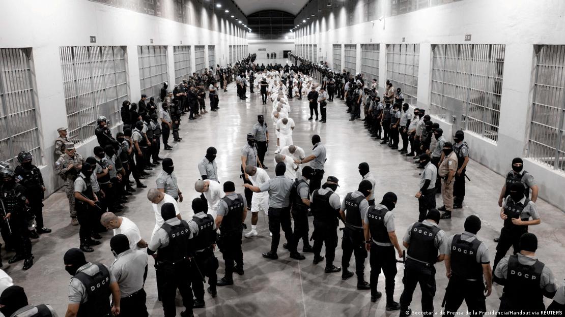 Un grupo de supuestos miembros del Tren de Aragua ingresa al CECOT. Un grupo de supuestos miembros del Tren de Aragua ingresa al CECOT.