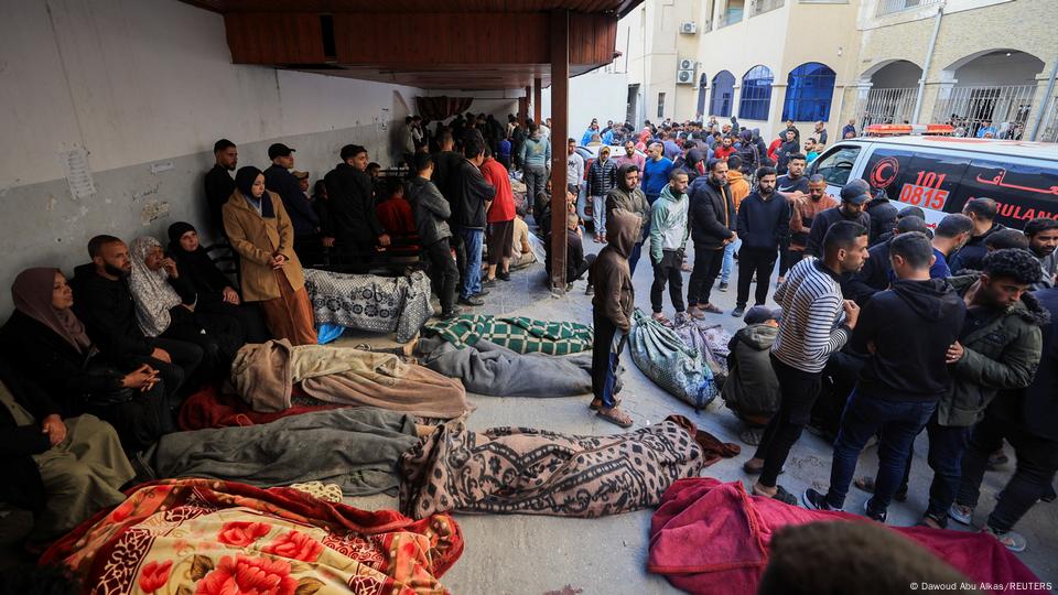 Franja de Gaza: muertos tapados con telas sobre el suelo frente a un hospital de Ciudad de Gaza.