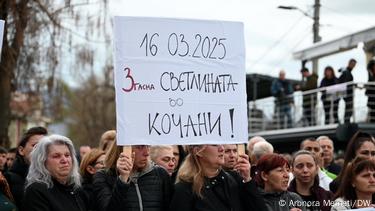 Луѓе на протести по катастрофалниот пожар во Кочани Луѓе на протести по катастрофалниот пожар во Кочани