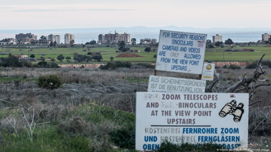 Varoša je nekada bila deo grada Famagusta na istoku ostrva, ali je od podele tom području zabranjen pristup