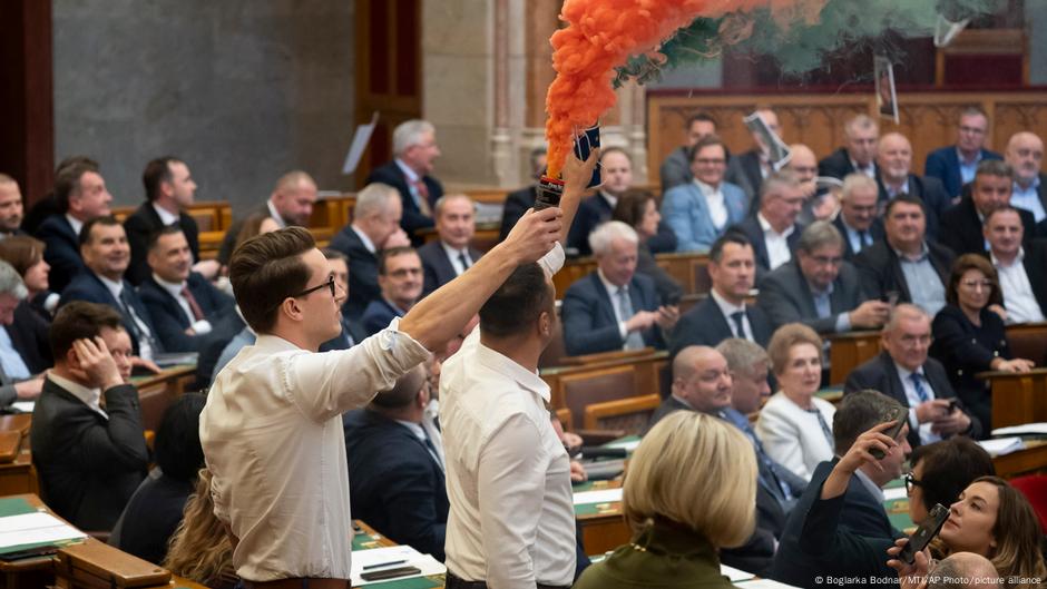 Hungary's parliament passes law banning LGBTQ+ Pride events – DW – 03/18/2025