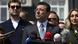 Imamoglu steht in der Mitte vor den Kameras, im dunklen Anzug und weißen Hemd. Rechts von ihm seine Ehefrau Dilek. Imamoglu steht in der Mitte vor den Kameras, im dunklen Anzug und weißen Hemd. Rechts von ihm seine Ehefrau Dilek.