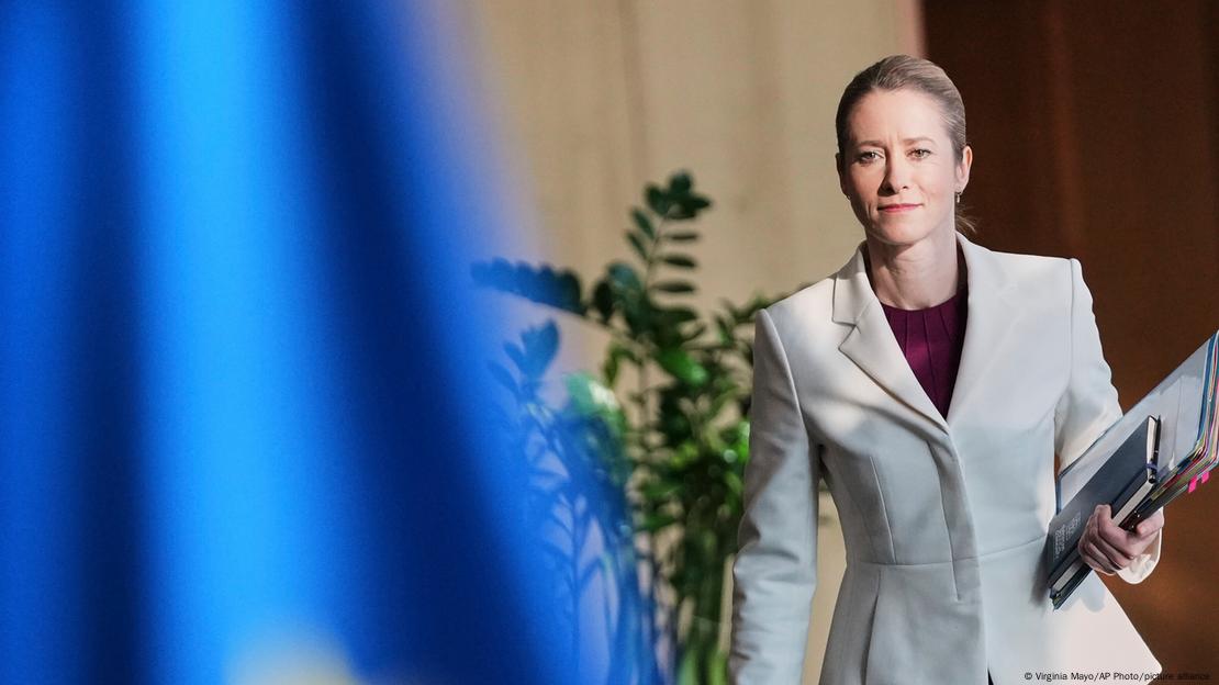 Kaja Kallas, shefe e diplomacisë evropiane duke ecur me disa dokumente në duar