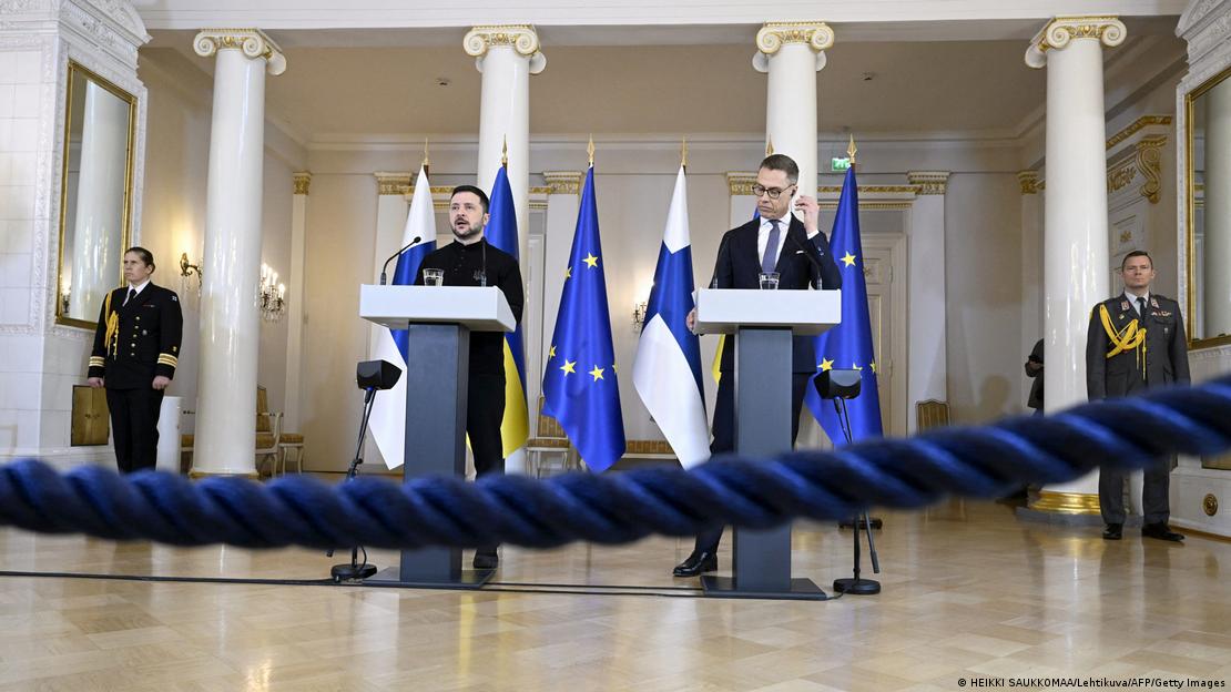Volodimir Zelenski e Alexander Stubb no palácio presidencial finlandês, na capital Helsinki