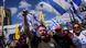 Manifestantes erguem punhos cerrados em protesto contra o governo de Netanyahu Manifestantes erguem punhos cerrados em protesto contra o governo de Netanyahu