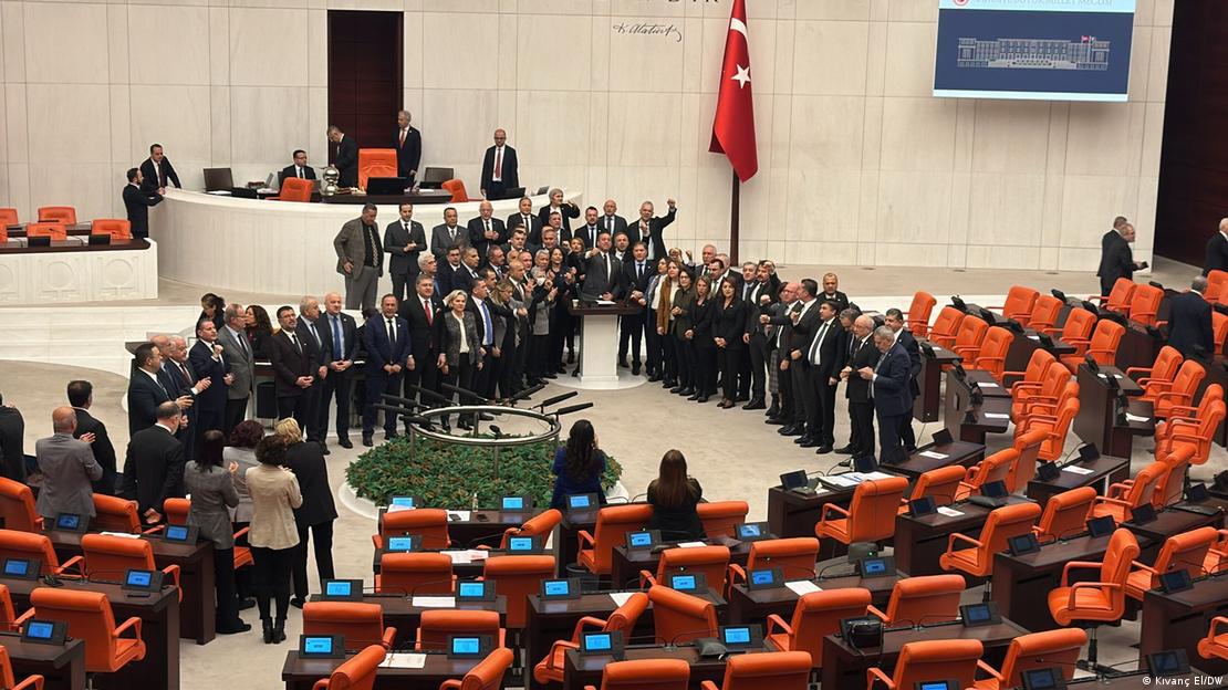 Διαμαρτυρία βουλευτών του  ΡΛΚ (CHP) στο Κοινοβούλιο κατά της σύλληψης του δημάρχου της Κωνσταντινούπολης Εκρέμ Ιμάμογλου