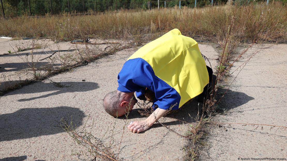 وطن واپسی، قومی پرچم اور اپنے ملک کی سرزمین پر سجدہ، روسی قید سے رہا ہونے والا ایک یوکرینی جنگی قیدی