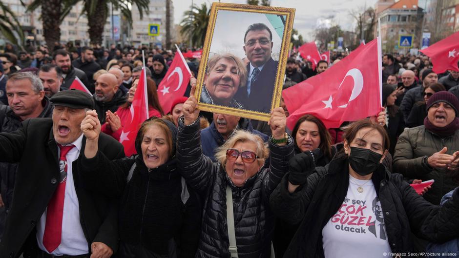 News kompakt: Tausende Menschen protestieren in der Türkei