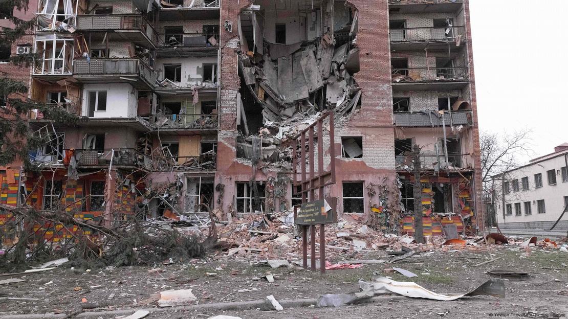 Полуразрушенный при российском обстреле многоэтажный дом в Покровске, расположенном близ линии фронта 
