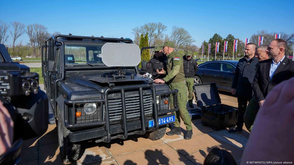 Policija Srbije predstavila je novinarima zvučne uređaje „LRAD-450XL“ i „LRAD-100X“, a ministar Ivica Dačić naveo je da oni služe samo za upozoravanje tokom velikih skupova i demantovao da je to nabavljeno kako bi se koristilo kao zvučni top