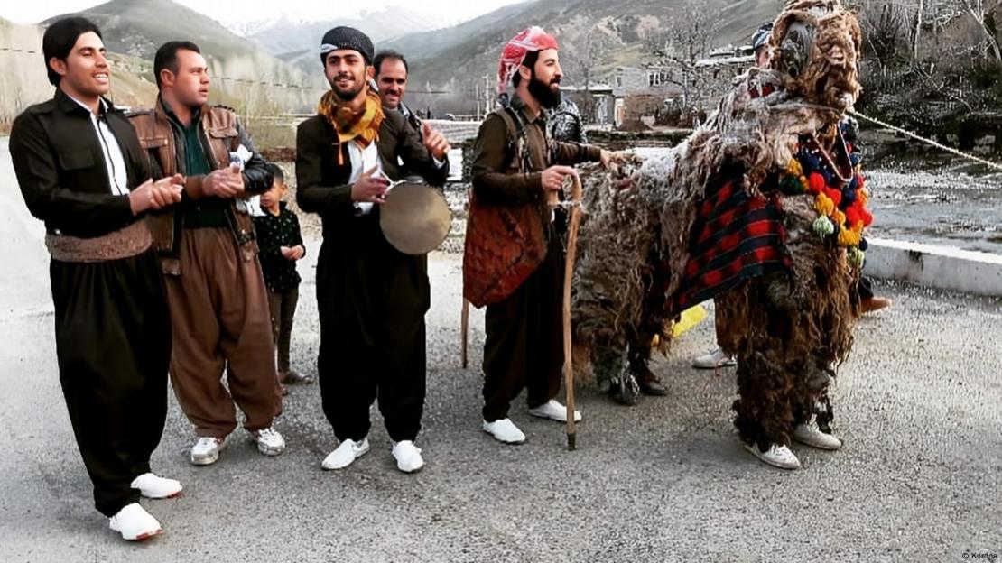 چند جوان کرد در حال برگزاری آیین کوسەگردی (کوسته) چند جوان کرد در حال برگزاری آیین کوسەگردی (کوسته)