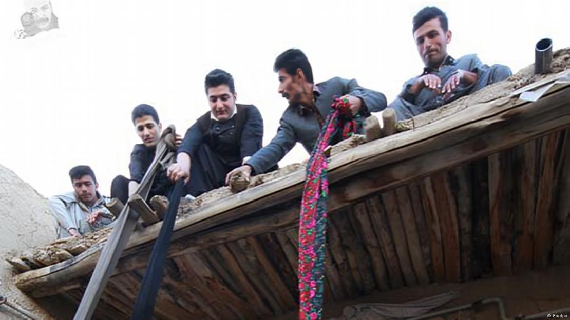 چند شهروند در حال برگزاری رسم شالاندازی چند شهروند در حال برگزاری رسم شالاندازی