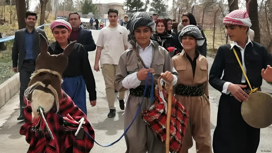 چند کودک کرد در حال برگزاری آیین کوسەگردی (کوسته) چند کودک کرد در حال برگزاری آیین کوسەگردی (کوسته)