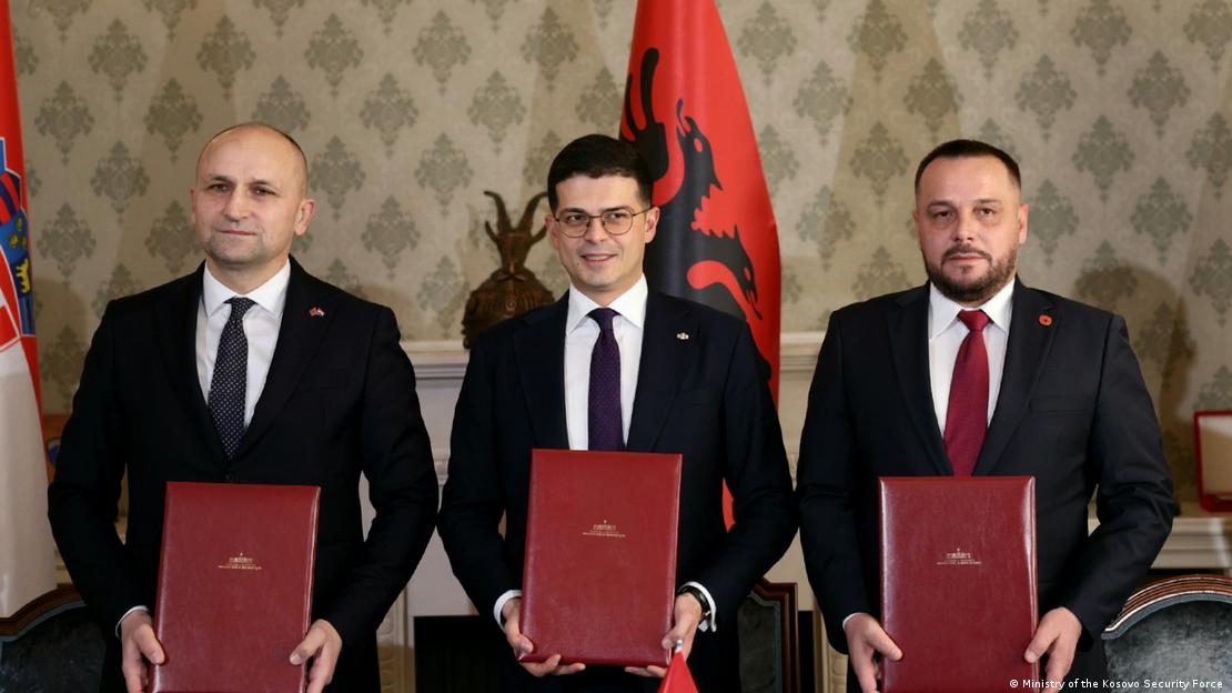 Ministrat e Mbrojtjes, ai i Shqipërisë, Pirro Vengu, ai i Kosovës, Ejup Maqedonci dhe kroat, Ivan Anušić tregojnë deklaratën