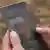 Unas manos sostienen un celular con un un video de TikTok.