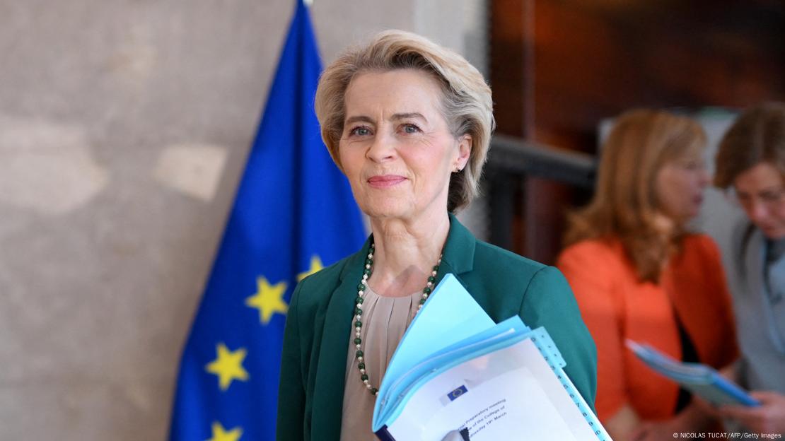 Presidentja e Komisionit të BE-së, Ursula von der Leyen me dosje në dorë dhe buzagaz