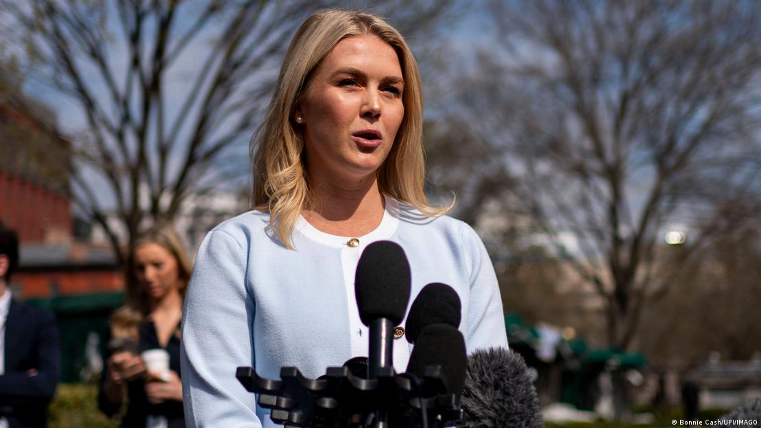 Trump-Sprecherin Karoline Leavitt vor Mikrofonen Trump-Sprecherin Karoline Leavitt vor Mikrofonen