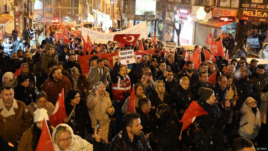 اضطرابات في تركيا وأردوغان يصف الاحتجاجات بـ إرهاب شوارع – DW – 2025/3/21 اضطرابات في تركيا وأردوغان يصف الاحتجاجات بـ إرهاب شوارع – DW – 2025/3/21