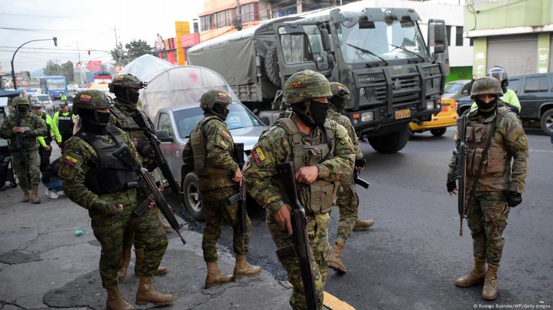 El Ejército y la Policía patrullan en el barrio de Martha Bucaram, en Quito. El Ejército y la Policía patrullan en el barrio de Martha Bucaram, en Quito.