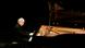 Alemania, Filarmónica de Cámara de Bremen | Pianista húngaro András Schiff, sentado frente a un piano de cola, tocando. Alemania, Filarmónica de Cámara de Bremen | Pianista húngaro András Schiff, sentado frente a un piano de cola, tocando.