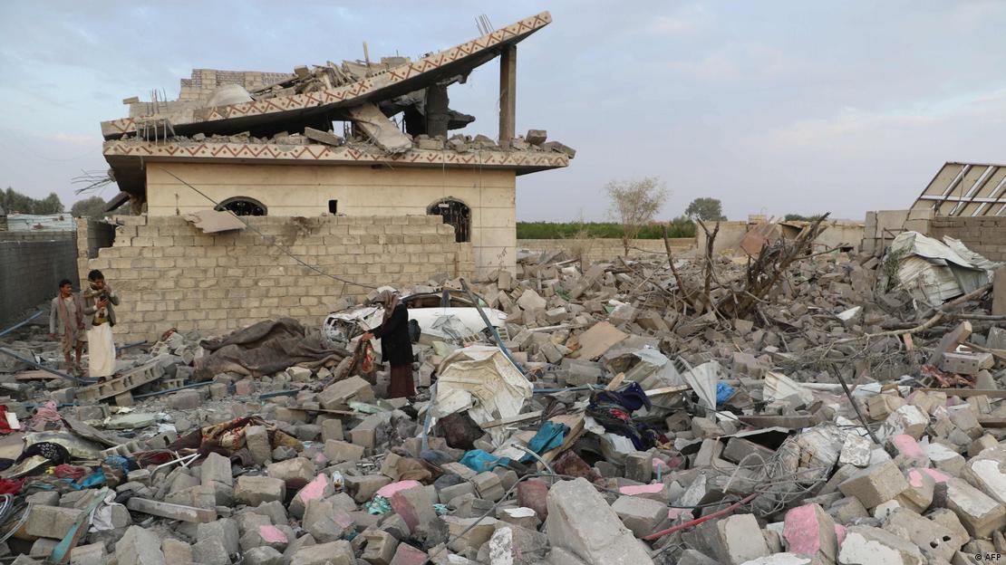 Jemen Saada 2025 | Menschen begutachten die Trümmer eines Hauses inmitten von Schutt nach einem US-Luftangriff Jemen Saada 2025 | Menschen begutachten die Trümmer eines Hauses inmitten von Schutt nach einem US-Luftangriff