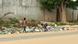 Crianças brincam no lixo em Luanda Crianças brincam no lixo em Luanda