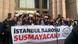 İstanbul Barosu'na destek protestosu. Pankartta "İstanbul barosu susmayacak" yazılı İstanbul Barosu'na destek protestosu. Pankartta "İstanbul barosu susmayacak" yazılı