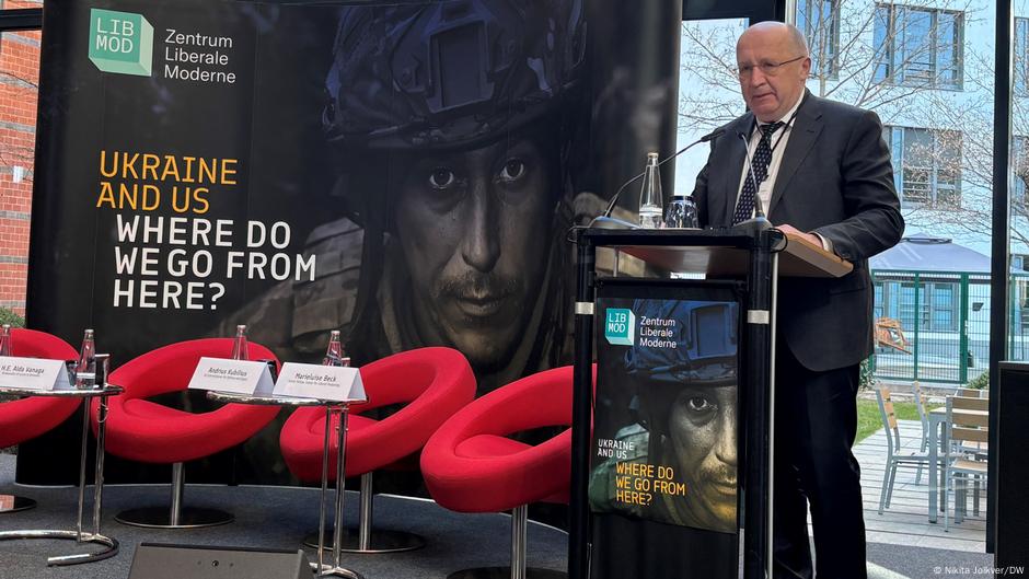 Єврокомісар: ЄС може збільшити військову допомогу Україні