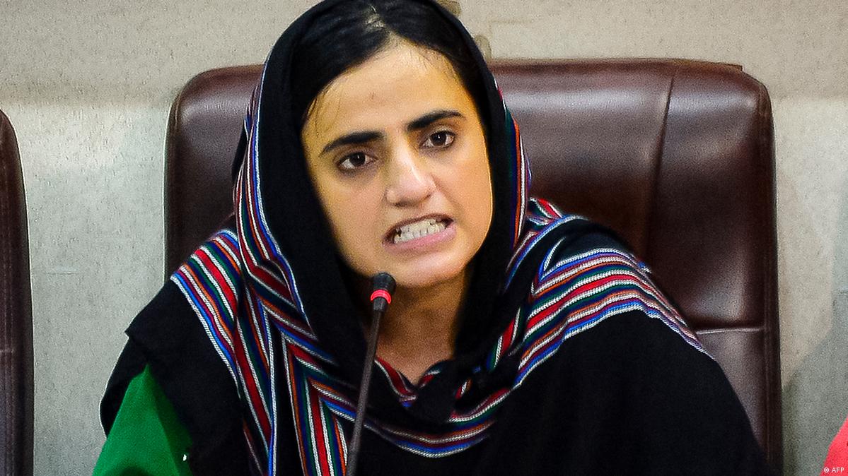 Təlim keçmiş həkimdən fəala çevrilən Mahrang Baloch Pakistanlı əsgərin ölümünə səbəb olan izdihamın təşviqində suçlandı. Şəkil: AFP