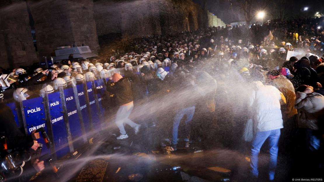 La policía usa gases lacrimógenos contra los manifestantes, la noche del viernes en Estambul.