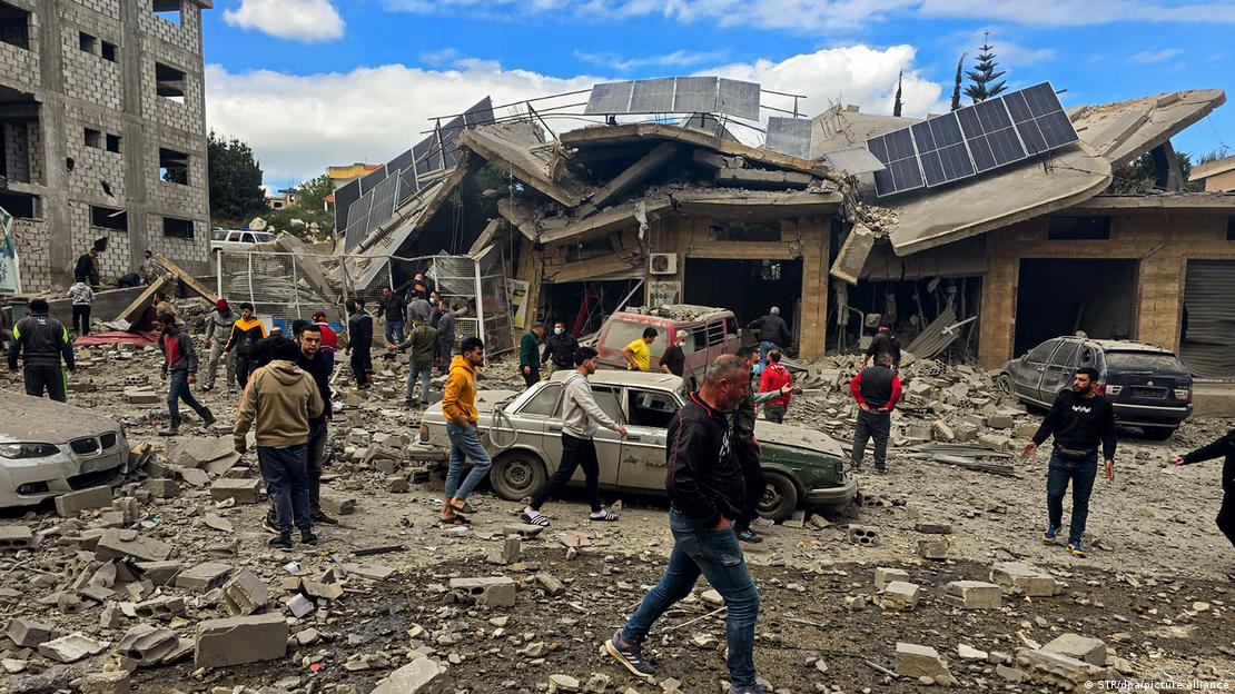 Κάτοικοι στα συντρίμια χωριού στο Νότιο Λίβανο Κάτοικοι στα συντρίμια χωριού στο Νότιο Λίβανο