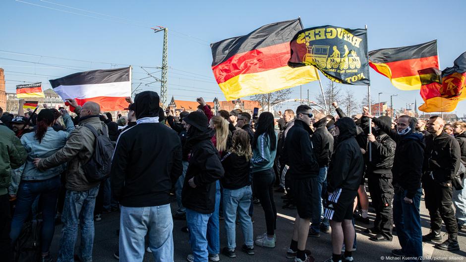 Berlin police arrest scores as neo-Nazi march blocked – DW – 03/22/2025