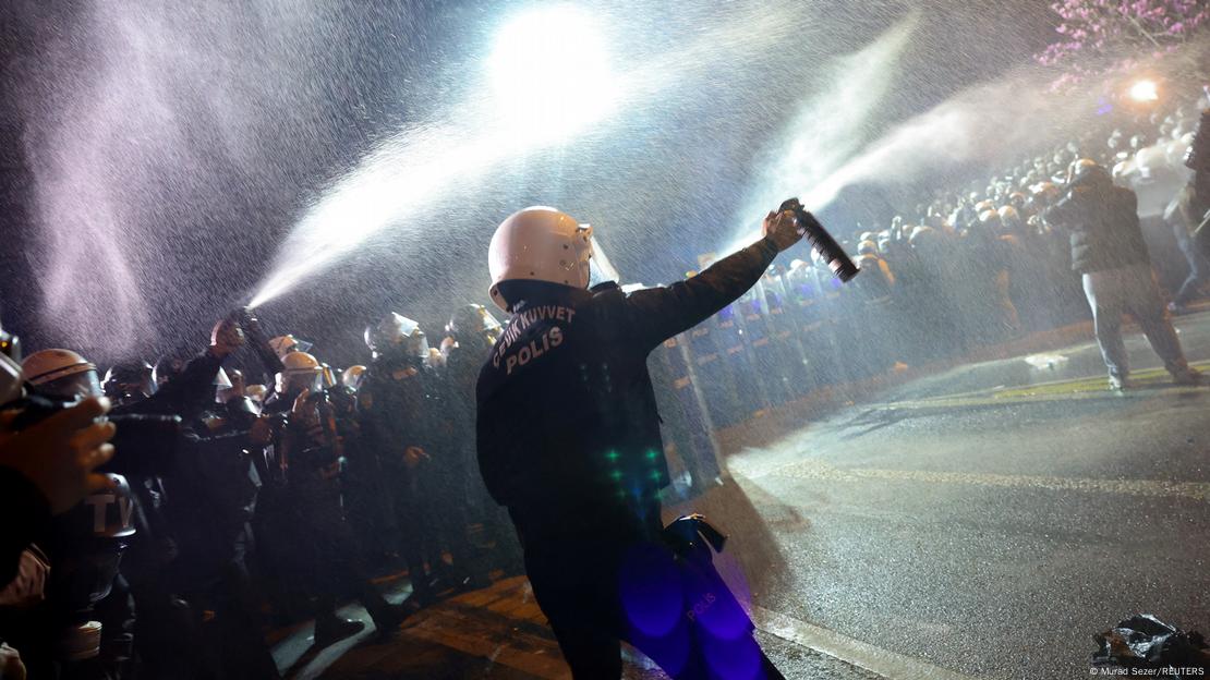 La policía antimotines usa espray lacrimógeno contra los manifestantes para dispersarlos durante las protestas en Estambul la pasada noche.