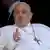 Francisco, en silla de ruedas aunque no se aprecia en la imagen, levanta el dedo pulgar.