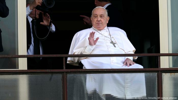 Papa Francisco recebe alta e deixa o hospital