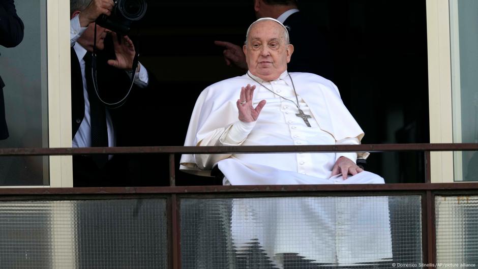 Pope Francis out of hospital after life-threatening illness – DW – 03/23/2025