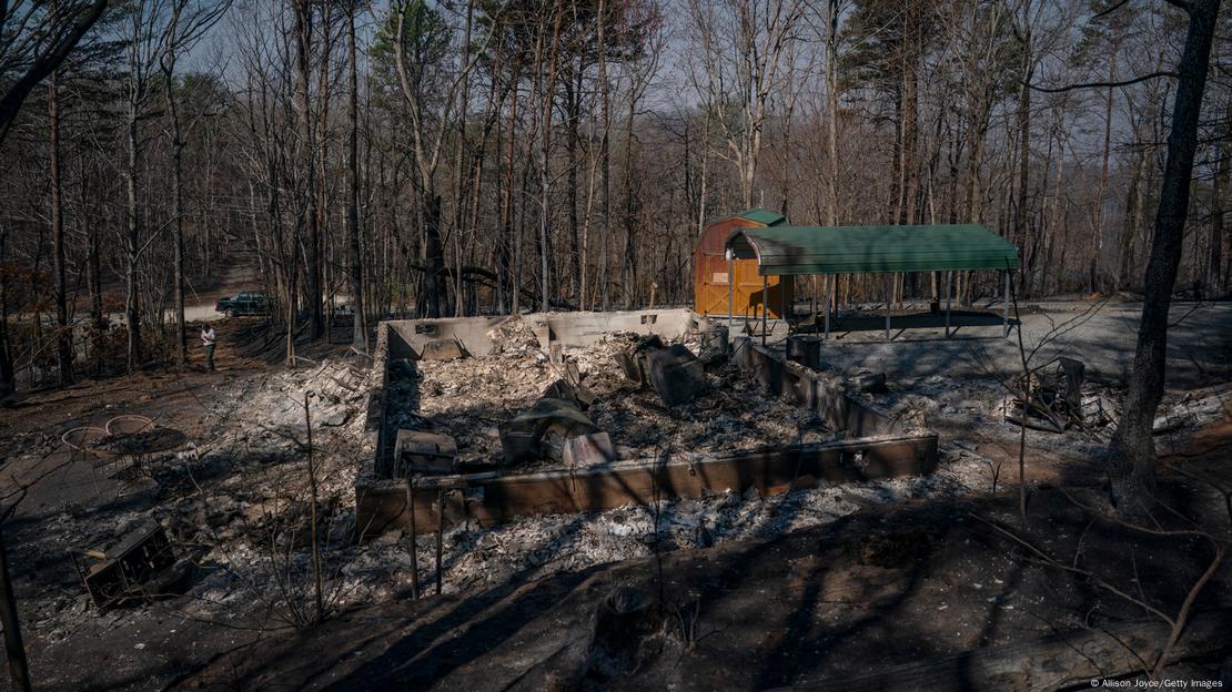 Cimientos y cenizas fue lo único que quedó de una casa arrasada por uno de los incendios en Salada, Carolina del Norte.