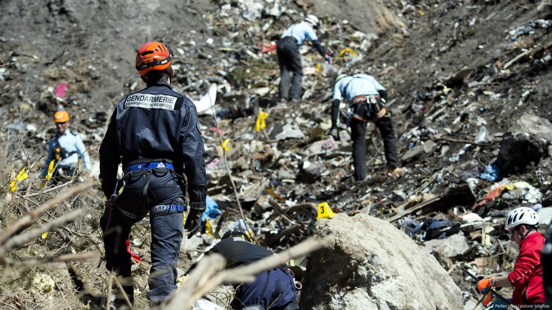 2015'te düşen Germanwings yolcu uçağının enkazı arasında yürüyen Fransız jandarma mensupları 2015'te düşen Germanwings yolcu uçağının enkazı arasında yürüyen Fransız jandarma mensupları